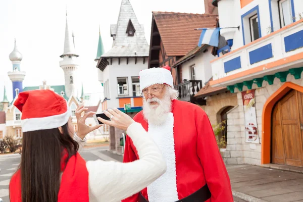 Frau fotografiert Weihnachtsmann — Stockfoto