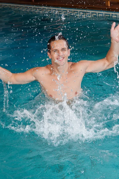 Hombre nadando dentro de la piscina — Foto de Stock