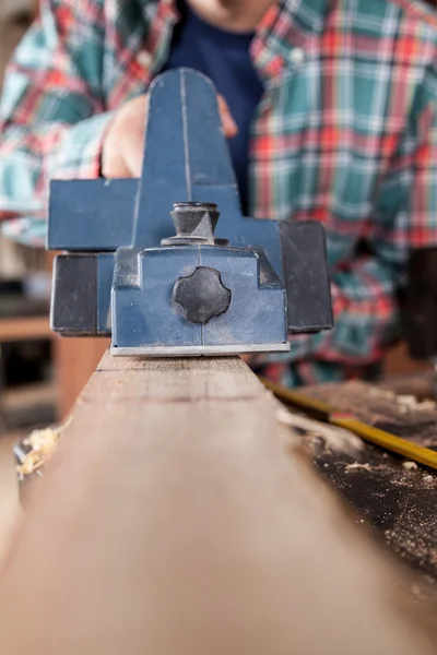 Werken met een machine sander timmerman — Stockfoto