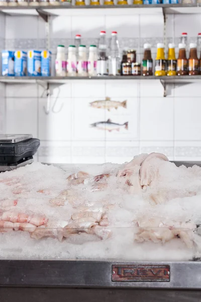 Рыбный рынок с замороженной рыбой — стоковое фото