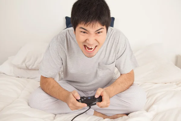 Homem jogando jogos de vídeo — Fotografia de Stock