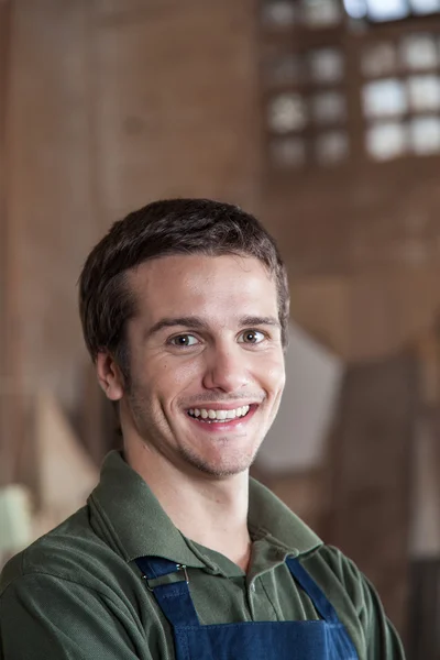 Lächelnder Mann in seiner Werkstatt — Stockfoto