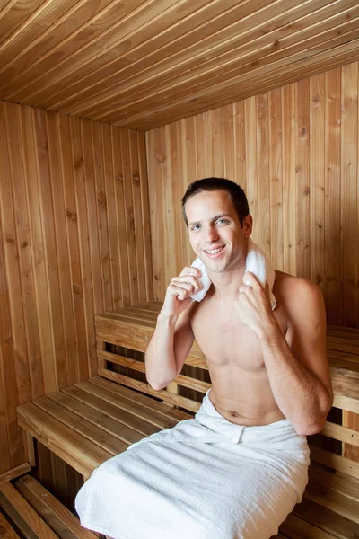 Glücklicher Mann in der Sauna — Stockfoto