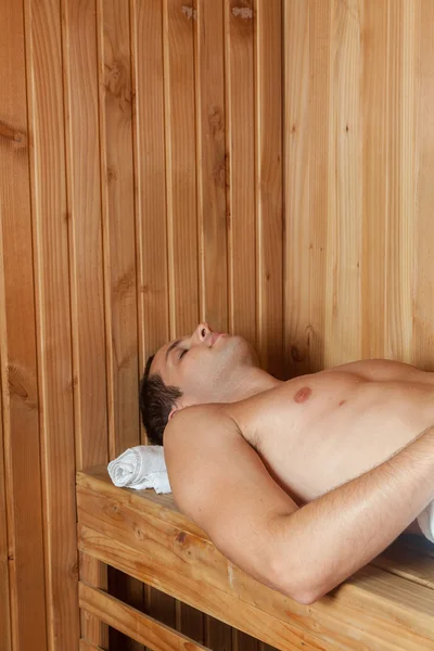 Guy gelegd binnen de sauna — Stockfoto