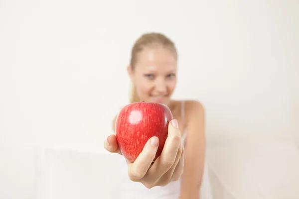 Mujer mostrando una manzana —  Fotos de Stock