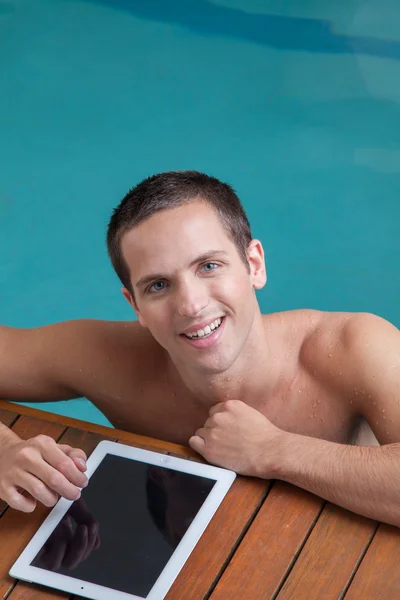 Adam havuz edege içinde bir ileti gönderme — Stok fotoğraf