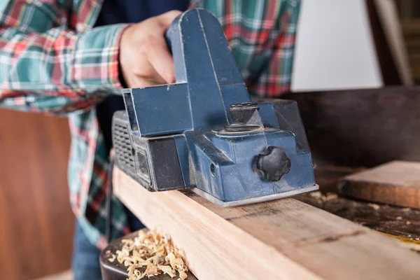 Werken met een machine sander timmerman — Stockfoto