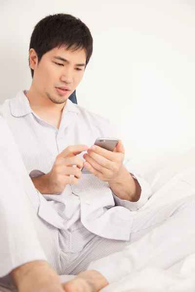 Азиатский мужчина с помощью мобильного телефона — стоковое фото
