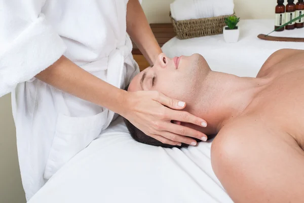 Ontspannen man krijgt een massage — Stockfoto