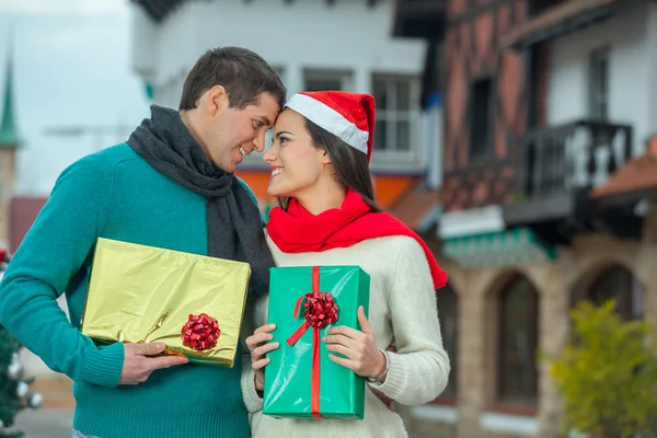 Paar in Kerstmis — Stockfoto