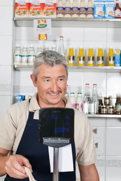 Mann verkauft Fisch — Stockfoto