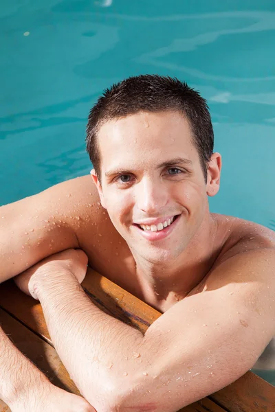 Havuzun kenarına içinde kalan adam — Stok fotoğraf