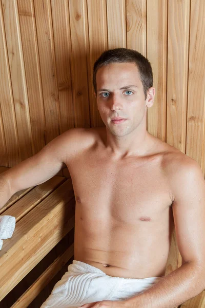 Ernsthafter Mann rastet in der Sauna aus — Stockfoto