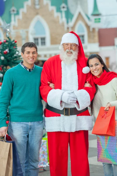 Kerstman met een jong koppel — Stockfoto