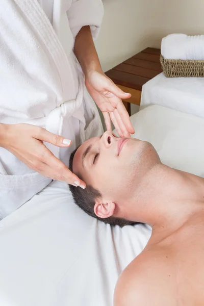 Mann erhält Massage — Stockfoto