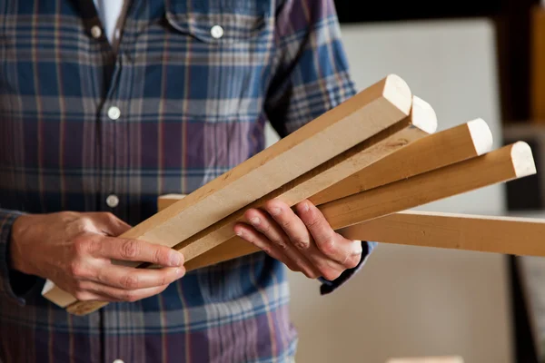 Carpenter drží kousky dřeva — Stock fotografie