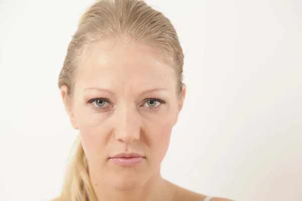 Hübsche Frau schaut in die Kamera — Stockfoto