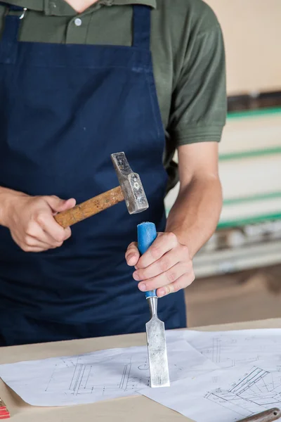 Carpenter with hammer and chisel — Stock Photo, Image