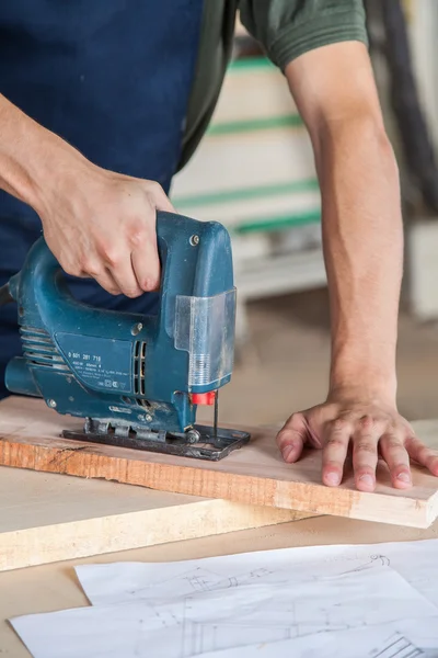 Charpentier bois coupé avec une machine — Photo