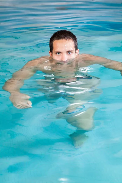 Havuzda Yüzen Adam