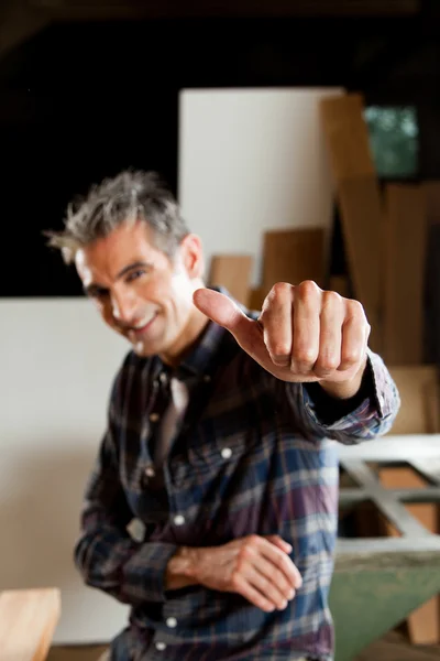 Homme avec son pouce levé — Photo