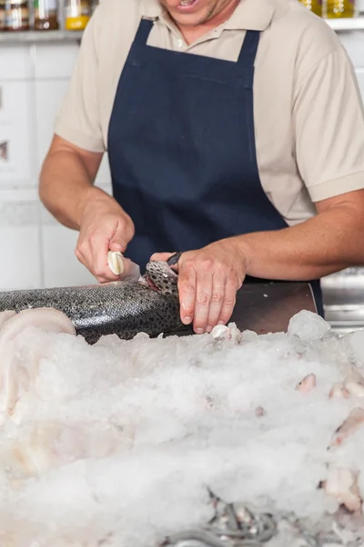 Man cutting pink salmon — Stock Photo, Image