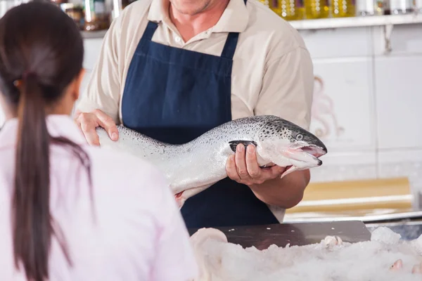 Продавець морепродуктів, що тримають рибу — стокове фото