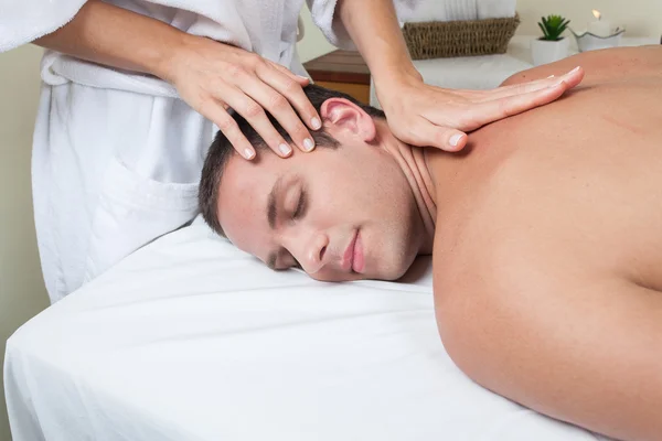 Guy genieten van een massage — Stockfoto