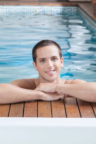 Zwemmende man in het zwembad — Stockfoto