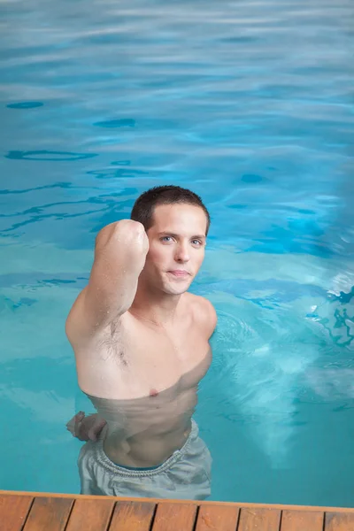 Άνθρωπος που κολυμπάει στην πισίνα — Φωτογραφία Αρχείου
