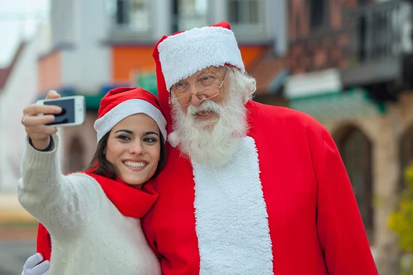 Frau macht Selfie mit Weihnachtsmann — Stockfoto