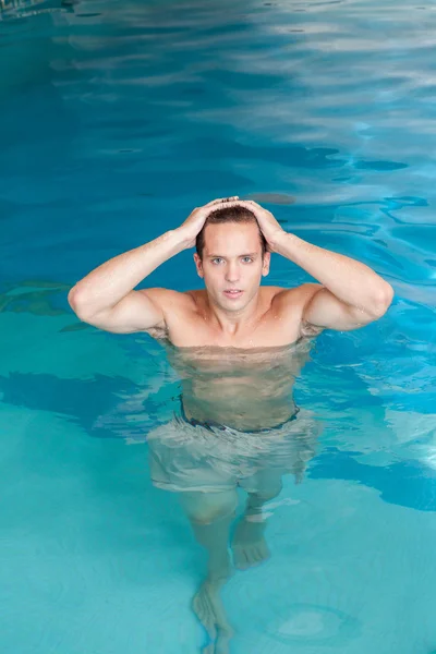 Yüzme Havuzu içinde adam — Stok fotoğraf