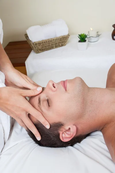 Uomo che riceve massaggio — Foto Stock