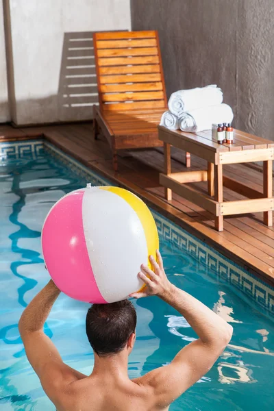 Homem no spa segurando uma bola inflável — Fotografia de Stock