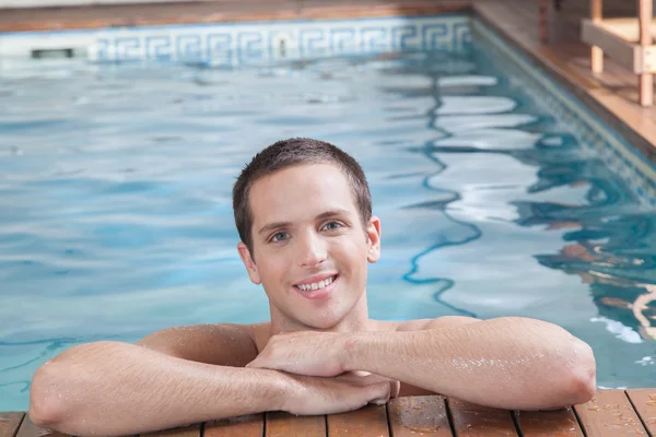 Mannen simmar i poolen — Stockfoto