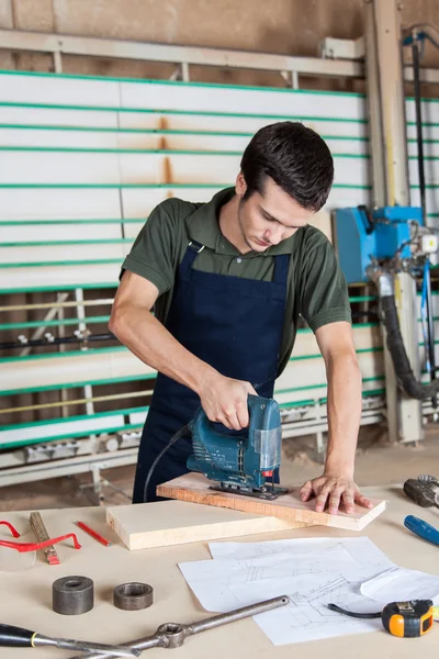 Menuisier travaillant avec une machine — Photo