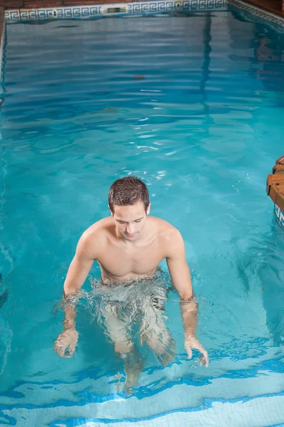 Havuzun içinde adam — Stok fotoğraf