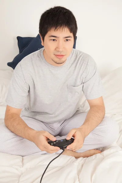 Homem jogando jogos de vídeo — Fotografia de Stock