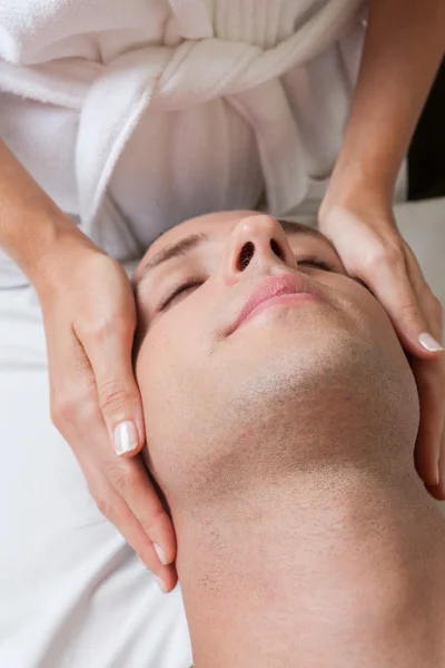 Ontspannen man krijgt een massage — Stockfoto