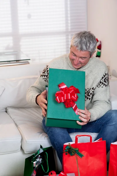 Man opent een groene geschenkdoos — Stockfoto