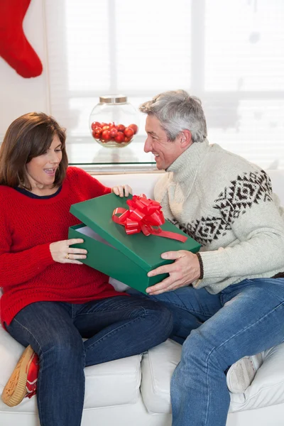 Woman opening the gift that gives her husband — Stock Photo, Image