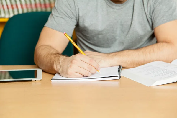 Homem estudando e usando tablet pc — Fotografia de Stock