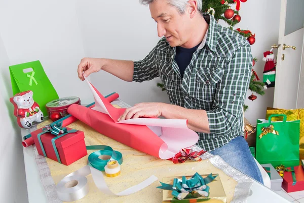 Man wrapping gifts — Stock Photo, Image