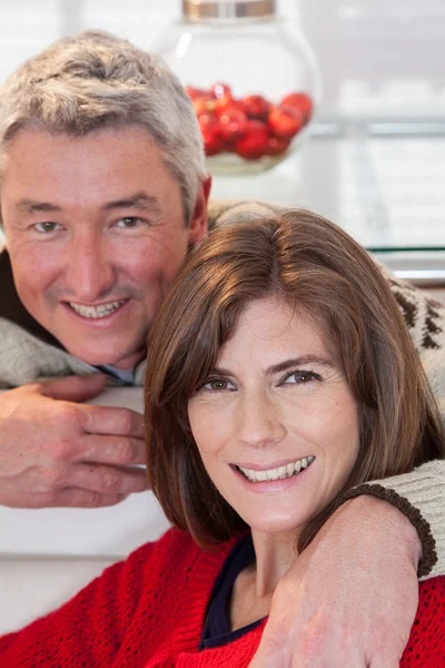 Lyckliga paret ser kameran — Stockfoto