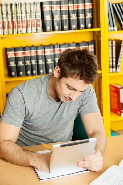 Hombre estudiando y usando la tableta PC — Foto de Stock