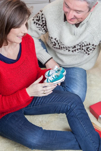 Couple looking the little shoes — Stock Photo, Image