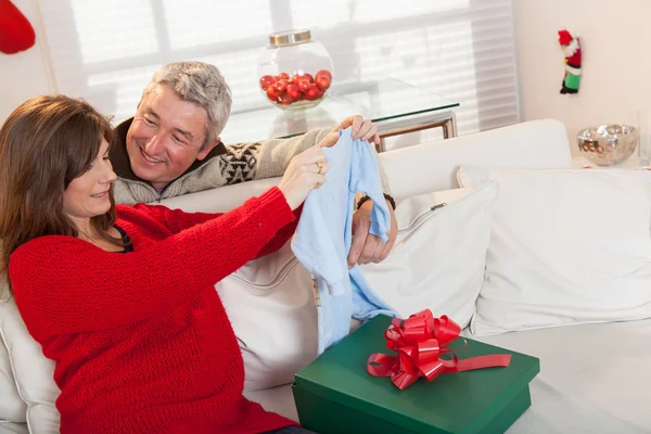 Pregnant opening gift with hes husband in christmas — Stock Photo, Image