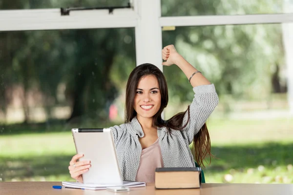 Mulher estudando ao ar livre — Fotografia de Stock