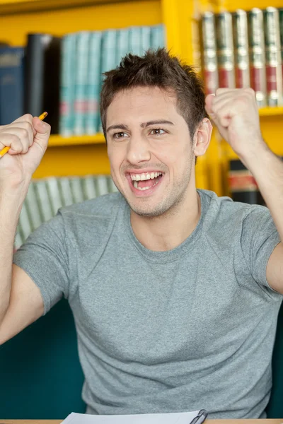 Hombre celebrando con los puños en alto — Foto de Stock