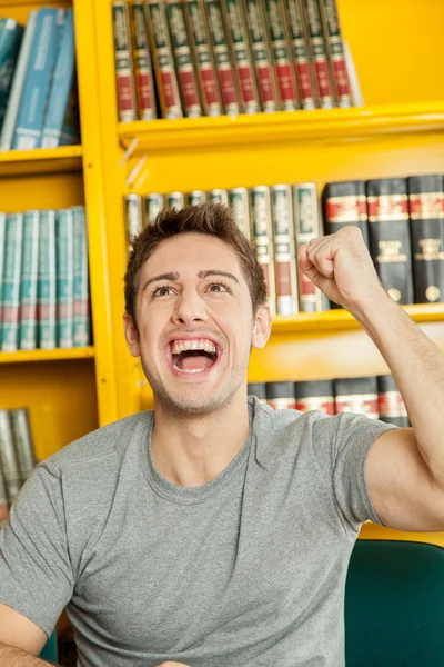 Mężczyzna krzyczy w bibliotece — Zdjęcie stockowe